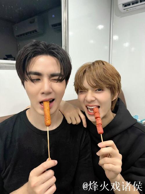 韩国乐队Nerd Connection贝斯手朴宰贤与Peanut合影：传奇瞬间